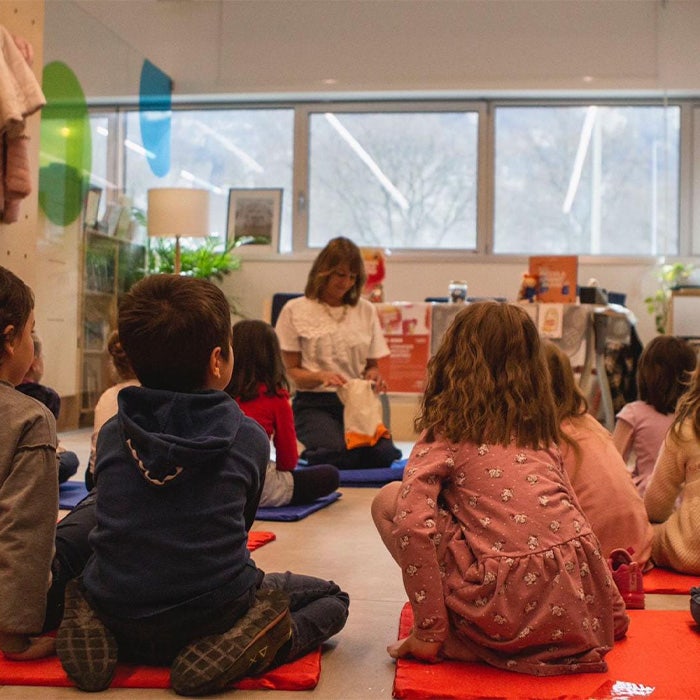 bambini durante un'attività di laboratorio