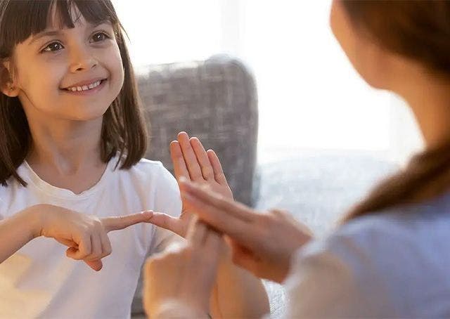 Insegnare la lingua dei segni italiana alle persone udenti