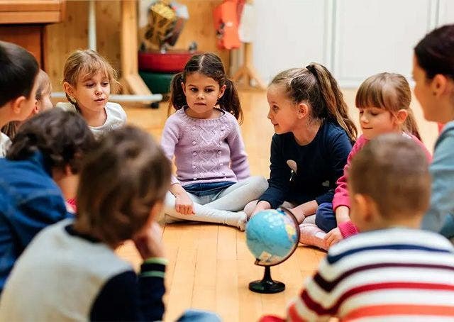 Educare alla pace è un lavoro quotidiano: ecco come si può fare in classe, concretamente