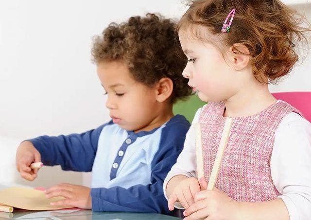 Le bambine parlano prima dei bambini. O forse no?
