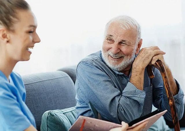 Il lavoro degli assistenti sociali con le persone anziane fragili: alcune indicazioni oltre gli stereotipi
