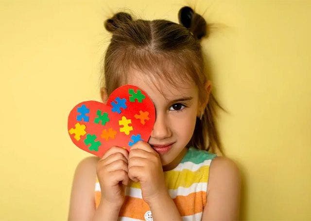 Il trattamento dell’autismo nei bambini: l’importanza di un approccio multidimensionale e multidisciplinare