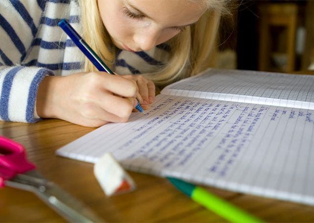 Scrittura a mano e corsivo nelle Nuove Indicazioni 2025: valorizzazione o rigidità?